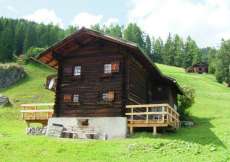 Walser-Ferienhaus mit viel Liebe restauriert, mitten in den Wiesen und Landwirtschaftszone sowie unweit zu den Skipisten 1580 m ü. M. für 1 - 5 Personen (Nr. 018 - Ferienhaus Graubünden)