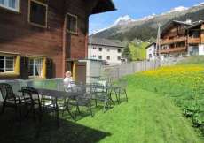 Familien-Ferienhaus mit 3 Ferienwohnungen nähe Badesee und Skigebiet bei Brigels 1300 m ü. M. / 1 - 16 Personen (056B - Ferienhaus Graubünden)