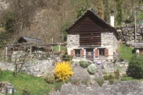Ferien-Rustico mit Gerätehüsli im hinteren Maggiatal in schöner Aussichtslage sowie Badestellen in der nahen Maggia für 1 - 5 Personen (Nr. 072 - Ferienhaus im Tessin)