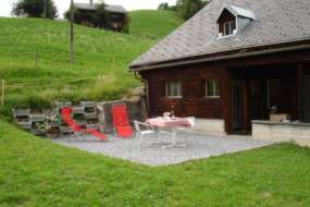 Ferienhaus für Naturliebhaber hoch über dem Sernftal mitten in den Wiesen 1200 m ü. M. für 1 - 8 Personen (Nr. 317 - Glarnerland)