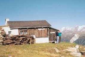 Alp-Ferienhaus auf Fiescheralp/Bettmeralp mitten in der Natur/Alpwiesen und im Winter bei der Skipiste 2100 m ü. M. für 1 - 5 Personen (Nr. 139 - Alphaus Wallis)
