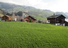 Familien-Ferienhaus mit 3 Ferienwohnungen nähe Badesee und Skigebiet bei Brigels 1300 m ü. M. / 1 - 16 Personen (056C - Ferienhaus Graubünden)