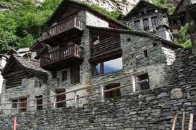 Ferien-Rustico im hinteren Maggiatal in ruhiger und herrlicher Aussichtslage mit schönen Badestellen in der Maggia für 1 - 8 Personen (Nr. 095 - Ferienhaus im Tessin)