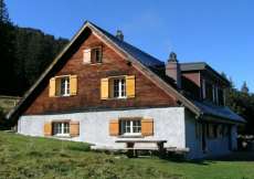 Alpgruppenhaus mitten in den Wiesen im Sommer und an der Skipiste im Winter 1400 m ü. M. für 10 - 25 Personen (Nr. 329 - Alphaus Ostschweiz)