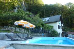 Ferienhaus mit Pool, Internet und Bach hoch über Arbedo in herrlicher Alleinlage im Grünen für 1 - 5 Personen (Nr. 088 - Ferienhaus im Tessin)