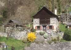 Ferien-Rustico mit Gerätehüsli im hinteren Maggiatal in schöner Aussichtslage sowie Badestellen in der nahen Maggia für 1 - 5 Personen (Nr. 072 - Ferienhaus im Tessin)