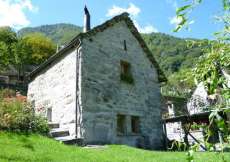 Ferien-Rustico in herrlicher und ruhiger Aussichtslage im idyllischen Verzascatal mit eingezäuntem Garten für 1 - 4 Personen (Nr. 084 - Ferienhaus im Tessin)