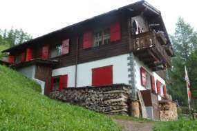 Ferienhaus mitten in den Wiesen in idyllischer Lage (187A + 187B) beim Skigebiet hoch über Bürchen 1550 m ü. M. für 1 - 9 Personen (Nr. 187 - Ferienhaus Wallis)