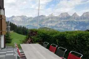 Ferienhaus nähe Walensee am Flumserberg in sehr schöner Lage, umgeben von Wiesen und im Winter nähe Skipiste 1260 m ü. M. für 1 - 10 (11) Personen (Nr. 314 - Ferienhaus Ostschweiz)