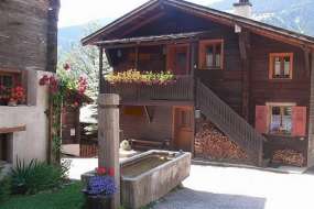 Ferienwohnung beim Bauernhof 2km über Betten in Bachnähe für Naturliebhaber mit Tieren auf dem nahen Bauernhof 1000 m ü. M. für 1 - 5 Personen (Nr. 144 - Ferienwohnung Wallis)