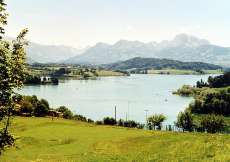 Ferienhaus am See mit Kajak-, Fischer- und Segelbooten in der Nähe zum Mieten - Ferienhausteil mit eingezäuntem Garten am Lac de la Gruyere mit nahem Seezugang in idyllischer Lage für 1 - 4 Personen (Nr. 231 - Ferienhaus Gruyere)