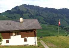 Ferien-Gruppenhaus mitten in den Wiesen und im Winter bei der Skipiste vor Engelberg 1350 m ü. M. für 15 - 28 Personen (Nr. 300 - Ferienhaus Zentralschweiz)
