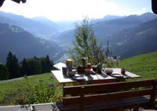 Bijou-Ferienhaus mitten in den Wiesen hoch über dem Prättigau in sehr schöner Lage 1400 m ü. M. für 1 - 6 Personen (Nr. 034 - Ferienhaus Graubünden)