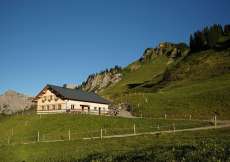 Ferien- Alphaus (Nr. 371A) mit 2 Hausteilen im Grossen Walsertal mitten in den Wiesen und im Skigebiet für 1 - 21 Personen (Nr. 371 A + 371B - Ferienhaus in Österreich)
