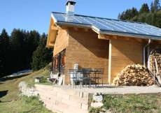 Alphaus mitten in der Natur und nähe Badesee im Sommer sowie bei der Skipiste im Winter 1600 m ü. M. für 1 - 8 Personen (Nr. 059 - Alphaus - Maiensäss Graubünden)