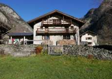 Ferien-Gruppenhaus nördlich von Bellinzona in idyllischer Lage - das Haus steht zwei Gehminuten ab schöner Flussbadestelle für 1 - 30 Personen (Nr. 077 - Ferienhaus Tessin)