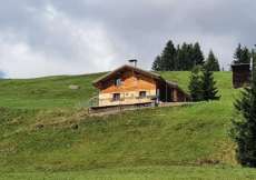 Alphaus mitten in der Natur (mit WLAN) und nähe Badesee im Sommer sowie bei der Skipiste im Winter 1600 m ü. M. für 1 - 8 Personen (Nr. 059 - Alphaus - Maiensäss Graubünden)