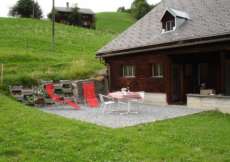 Ferienhaus für Naturliebhaber hoch über dem Sernftal mitten in den Wiesen 1200 m ü. M. für 1 - 8 Personen (Nr. 317 - Glarnerland)