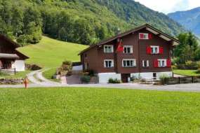 Holz-Ferienhaus in ruhiger und schöner Lage in der Landwirtschaftszone und am Dorfrande für Naturliebhaber im Sommer sowie Skifahrer im Winter für 1 - 10 Personen (Nr. 325 - Ferienhaus im Glarnerland)