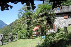 Komfort-Rustico in und ruhiger Alleinlage im vorderen Maggiatal mit Bach und in toller Aussichtslage für 1 - 6 Personen (Nr. 092 - Ferienhaus im Tessin)