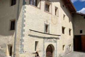 Grosses Ferienhaus für Familien und Gruppen im Val Müstair in Nationalparknähe und in ruhiger Dorflage 1600 m ü. M. mit sehr schönem neuen Sitzplatz für 1 - 15 Personen (Nr. 026 - Ferienhaus in Graubünden)