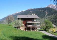 Ferienwohnung mitten in den Wiesen in idyllischer Aussichtslage und ideal für Familien - im Winter bei der Skiabfahrt am Fusse des Aleschgletschers bei Fiesch für 1 - 7 Personen (Nr. 142 - Ferienwohnung Wallis)