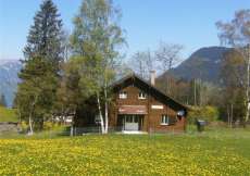 Ferienhaus mit zwei Haushälften und Garten für je 1 bis 6 Personen mitten in den Wiesen über dem Urnersee in Bauernhofnähe 1200m ü. M. (Nr. 291A - Zentralschweiz)