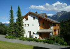 Maisonette-Ferienwohnungen über Laax in ruhiger Lage 1200 m ü. M. für 1 - 10 Personen (Nr. 049 - Ferienwohnung Graubünden)