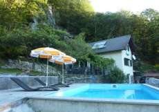 Ferienhaus mit Pool, Internet und Bach hoch über Arbedo in herrlicher Alleinlage im Grünen für 1 - 5 Personen (Nr. 088 - Ferienhaus im Tessin)