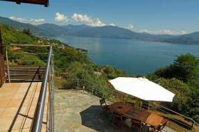 Ferienhaus mit toller Seesicht in idyllischer Lage mit grossem Garten und Wiesen über den Lago Maggiore für 1 - 4 (5) Personen (Nr. 122 - Ferienhaus nähe Tessin)