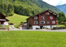 Holz-Ferienhaus in ruhiger und schöner Lage in der Landwirtschaftszone und am Dorfrande für Naturliebhaber im Sommer sowie Skifahrer im Winter für 1 - 10 Personen (Nr. 325 - Ferienhaus im Glarnerland)