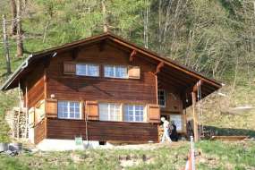 Ferien-Holzhaus auf der Sonnenterrasse über dem Sernftal in herrlicher Aussichtslage 1250 m ü. M. für 1 - 6 Personen (Nr. 318 - Glarnerland)