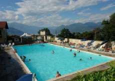 Ferienhaus mit grossem Garten und Pool im Feriendorf über Luino für 1 - 5 Personen (Nr. 114 - Ferienhaus im nahen Italien)