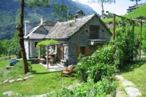 2 Ferien-Rustico mit grossem Garten und eigenem Bach für Naturliebhaber nördlich vom Ortasee für 6 + 4 Personen (Nr. 116A + 116B - Ferienhaus nähe Tessin)