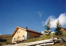 Romantisches Ferien-Alphaus am Schamserberg in idyllischer Lage 1700 m ü. M. für 1 - 15 Personen (Nr. 015 - Alphaus Graubünden)
