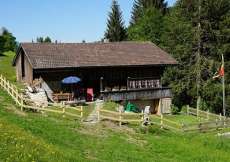 Einzigartiges Ferienhaus mit Spielparadies in Bachnähe und mitten in der Natur 1200m ü. M. für 1 - 6 Personen (Nr. 254 - Ferienhaus Berneroberland)
