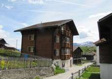 Familien-Ferienhaus mit 3 Ferienwohnungen nähe Badesee und Skigebiet bei Brigels 1300 m ü. M. / 1 - 16 Personen (056A - Ferienhaus Graubünden)
