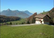 Ferien-Gruppenhaus mitten in den Wiesen in der Ybrigregion 900 m ü. M. für 15 - 60 Personen (Nr. 305 - Ferienhaus Zentralschweiz)