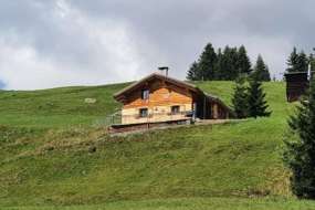 Alphaus mitten in der Natur (mit WLAN) und nähe Badesee im Sommer sowie bei der Skipiste im Winter 1600 m ü. M. für 1 - 8 Personen (Nr. 059 - Alphaus - Maiensäss Graubünden)