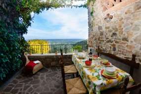 Toscana - Ferien-Rustico 1098 in herrlicher Aussichtslage mit grosser Terrasse zwischen Lucca und Pisa für 1 - 4 Personen