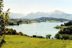 Ferienhaus am See mit Kajak-, Fischer- und Segelbooten in der Nähe zum Mieten - Ferienhausteil mit eingezäuntem Garten am Lac de la Gruyere mit nahem Seezugang in idyllischer Lage für 1 - 4 Personen (Nr. 231 - Ferienhaus Gruyere)