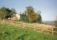Ferienhaus mitten in den Wiesen nur 2,5 Kilometer vom See entfernt mit toller Seesicht über den Bielerrsee für 1 - 10 Personen (Nr. 232 - Ferienhaus Bielersee)