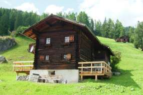 Walser-Ferienhaus mit viel Liebe restauriert, mitten in den Wiesen und Landwirtschaftszone sowie unweit zu den Skipisten 1580 m ü. M. für 1 - 5 Personen (Nr. 018 - Ferienhaus Graubünden)