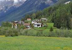 Engadinerhaus mit Spielzimmer im Stall in herrlicher Lage im Grünen 1300m. ü. M. für 1 - 6 Personen (Nr. 029 - Ferienhaus Graubünden)