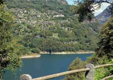 Ferien-Rustico über dem See in herrlicher Lage mit grossem Park im vorderen Verzascatal für 1 - 2 Personen (Nr. 073 - Ferienhaus im Tessin )