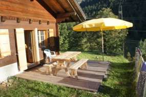 Neues Alp-Weidhaus mitten in den Wiesen hoch über Giessbach und dem Brienzersee 1050 m ü. M. für 1 - 10 Personen (Nr. 250 - Alphaus Brienzersee)