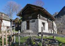 Maiensäss in herrlicher Aussichtslage nördlich von Bellinzona 1100 m ü. M. für 1 - 12 Personen (Nr. 076 - Ferienhaus Tessin)