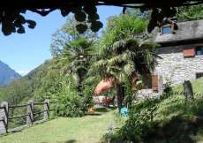 Komfort-Rustico in und ruhiger Alleinlage im vorderen Maggiatal mit Bach und in toller Aussichtslage für 1 - 6 Personen (Nr. 092 - Ferienhaus im Tessin)