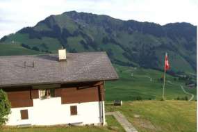 Ferien-Gruppenhaus mitten in den Wiesen und im Winter bei der Skipiste vor Engelberg 1350 m ü. M. für 15 - 28 Personen (Nr. 300 - Ferienhaus Zentralschweiz)