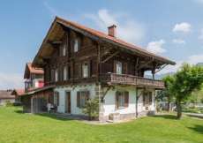Grosses Ferienhaus über Laax in schöner Lage und nähe Skipisten 1250 m ü. für 1 - 16 Personen (Nr. 043 - Ferienhaus Graubünden)